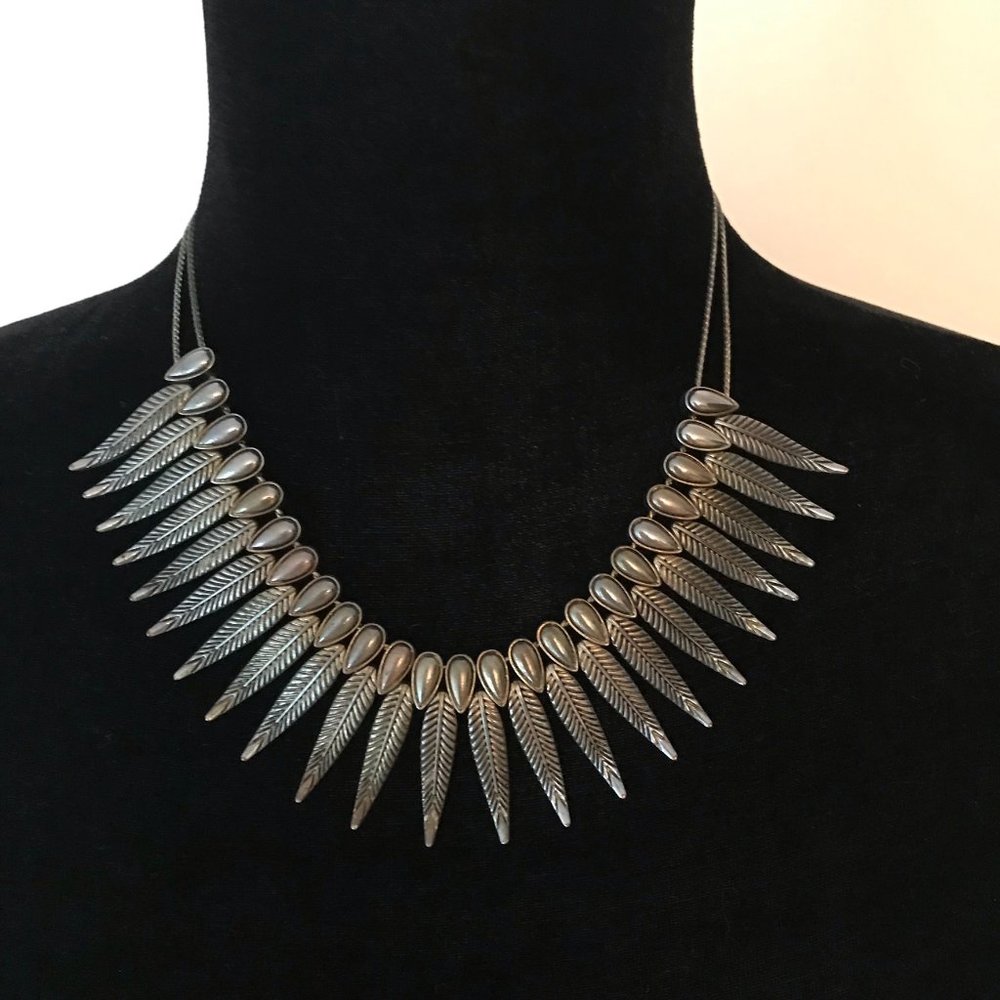 GOLD-TONE FEATHER NECKLACE 18"